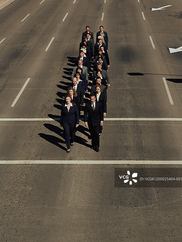 商务人士在道路上并肩行走（高角度）图片素材