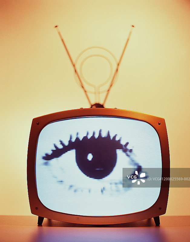 电视屏幕上的女人眼睛图片素材