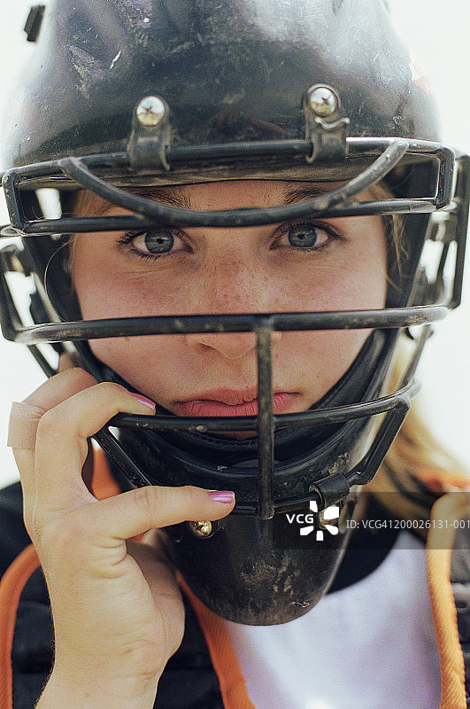 戴着捕手面罩的少女（13-15岁）肖像图片素材