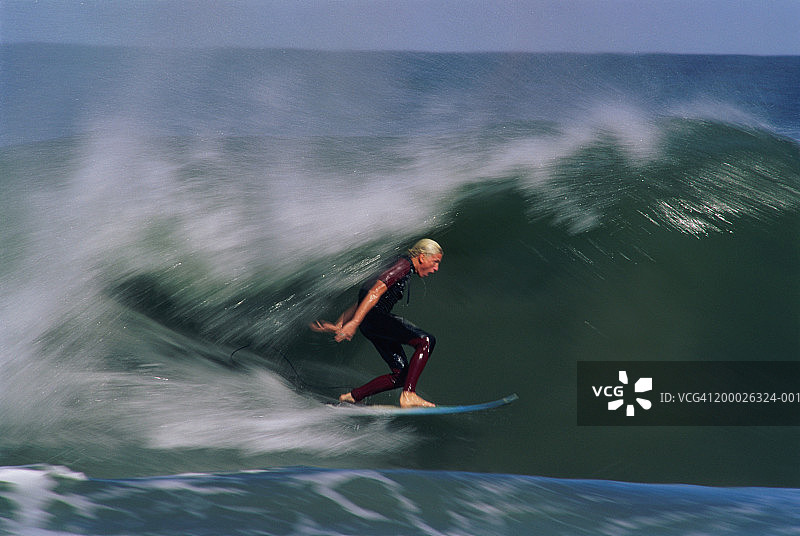 男人冲浪驾驭巨浪（动态模糊）图片素材
