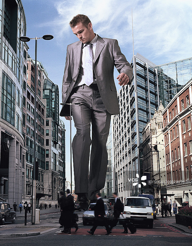 英国伦敦金融区：巨型商人街头行走图片素材