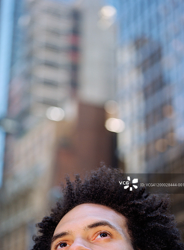 看高楼的年轻男人图片素材