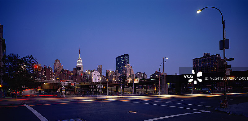 美国纽约市：黄昏时分的曼哈顿天际线图片素材