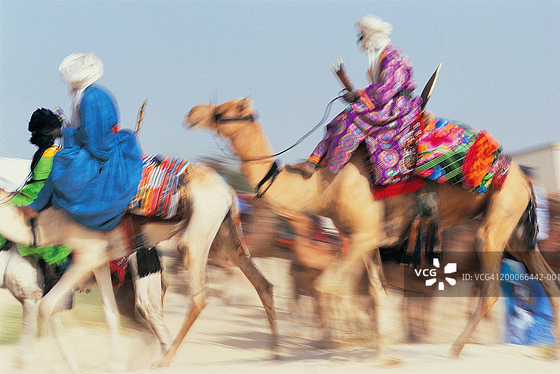 马里廷巴克图撒哈拉沙漠，图阿雷格骆驼骑手（动态模糊）图片素材