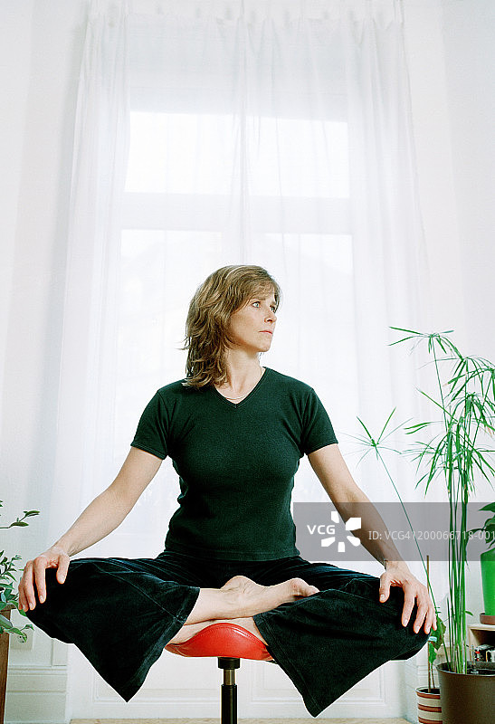 莲花坐姿坐在凳子上的女人图片素材