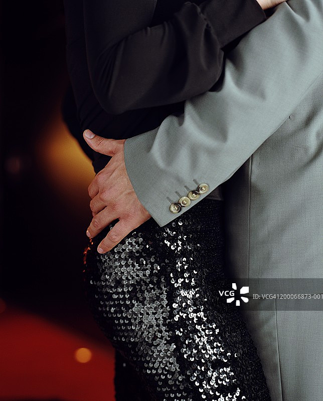 年轻男人和女人拥抱，中间部分，侧视图图片素材