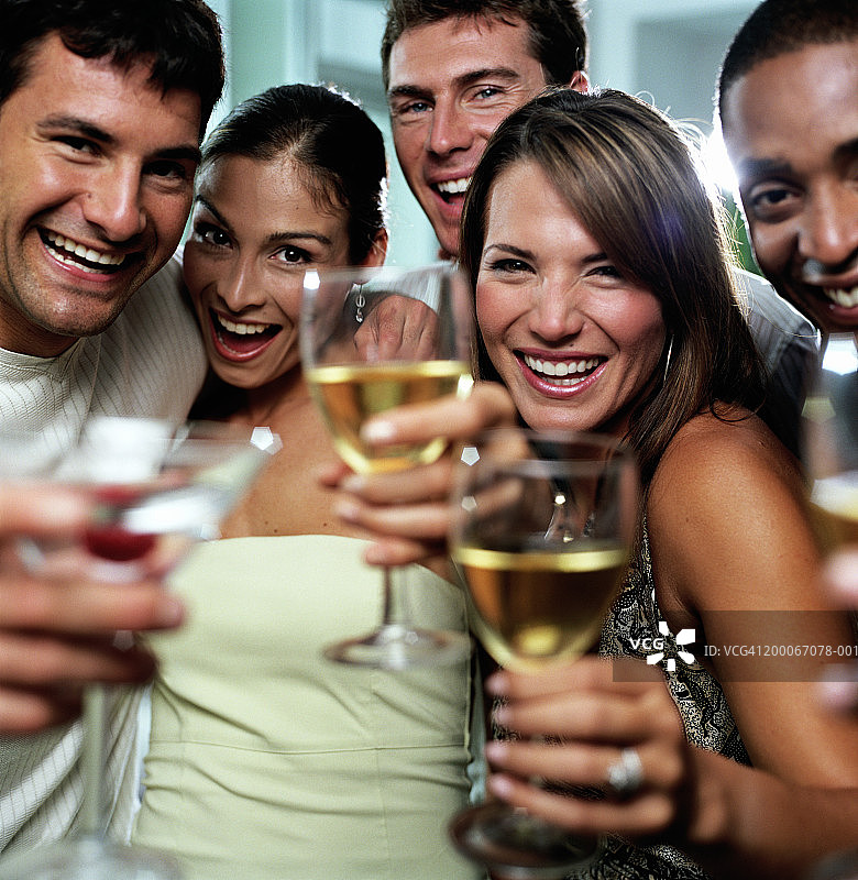 年轻男人和女人们敬酒，集体合影图片素材