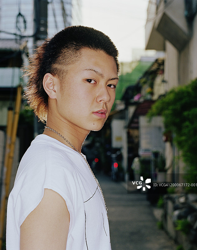 户外站立的青少年男孩（16-18岁）肖像图片素材