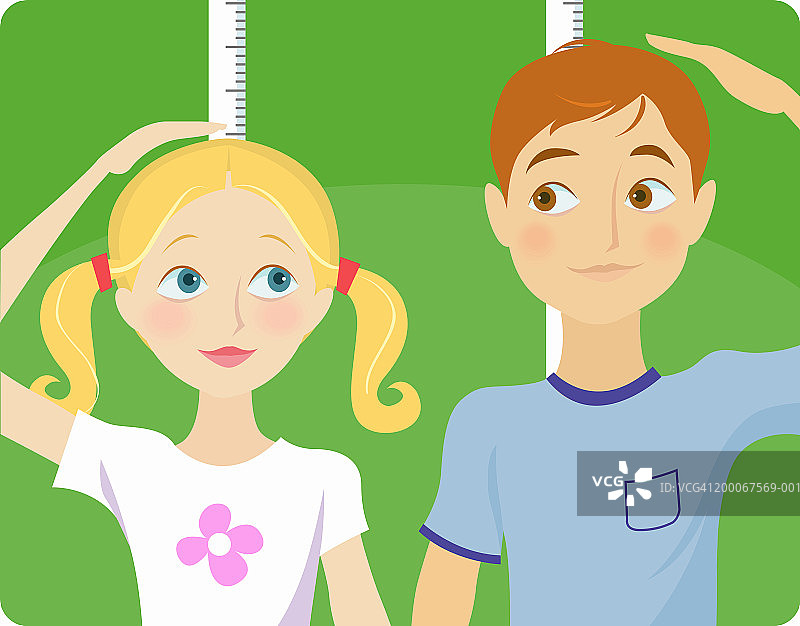 男孩和女孩（8-10岁）用尺子测量身高图片素材