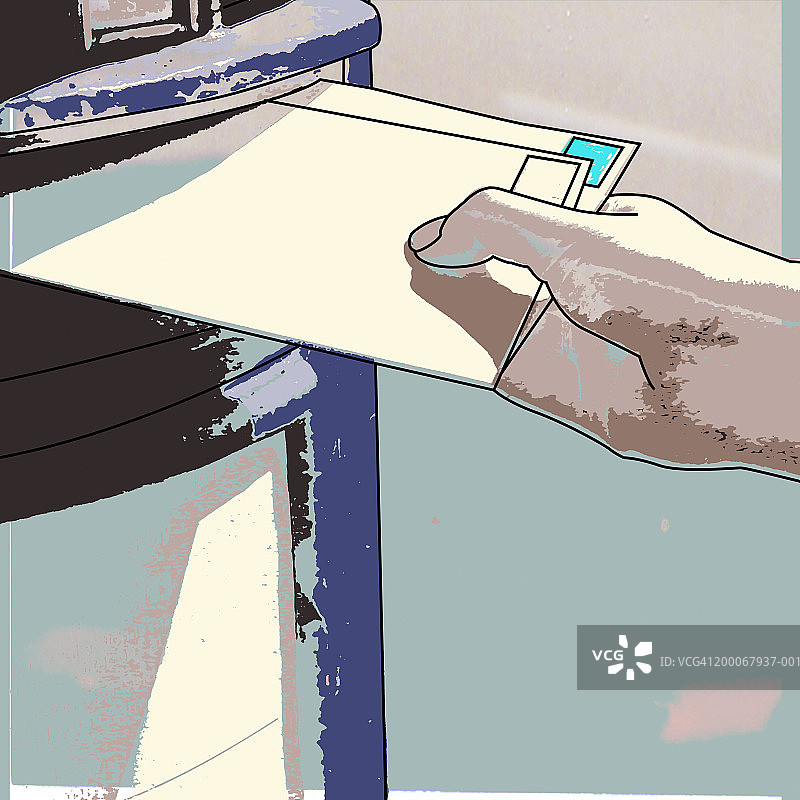 近距离拍摄：人们在邮箱里投递信件图片素材