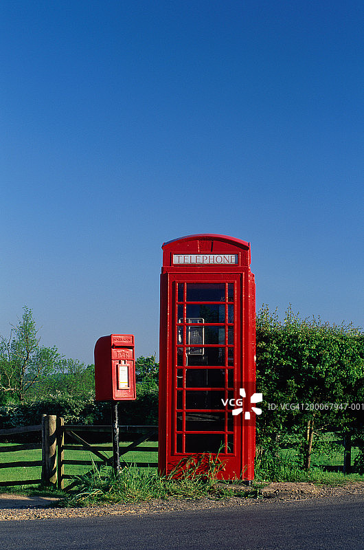 英格兰肯特郡彭hurst乡村的电话亭和邮筒图片素材