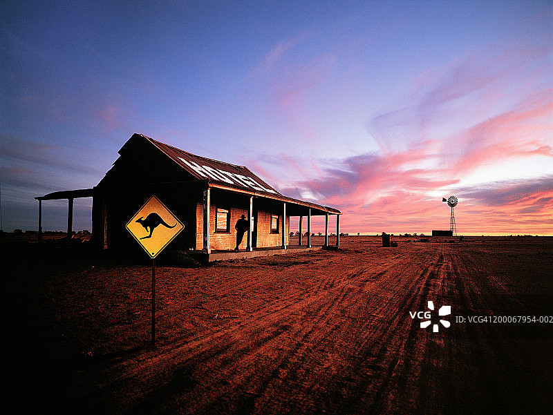 澳大利亚新南威尔士州酒店门廊上的男人剪影图片素材