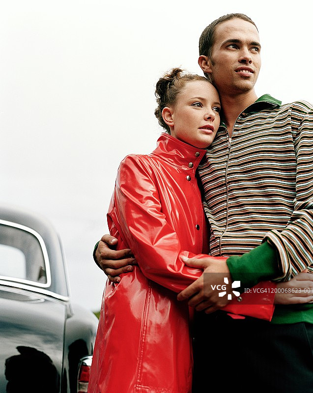 户外相拥的年轻情侣（低角度）图片素材