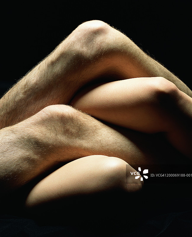 男人和女人缠绕的腿图片素材