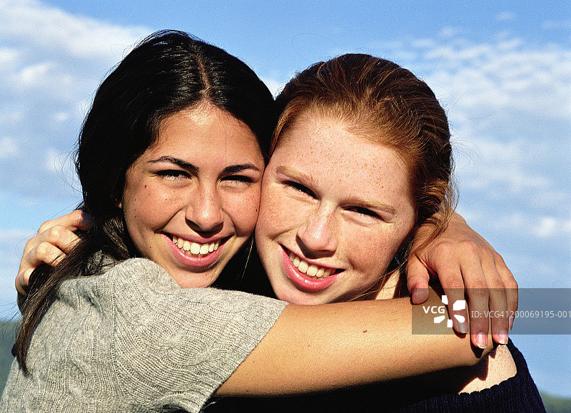 两个十几岁的女孩拥抱的特写图片素材