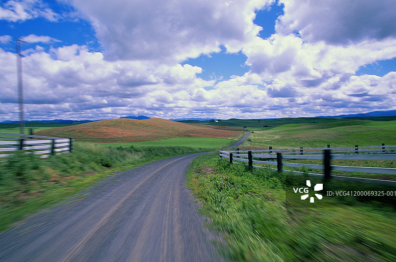 美国华盛顿州帕卢斯山谷乡村公路（模糊运动）图片素材