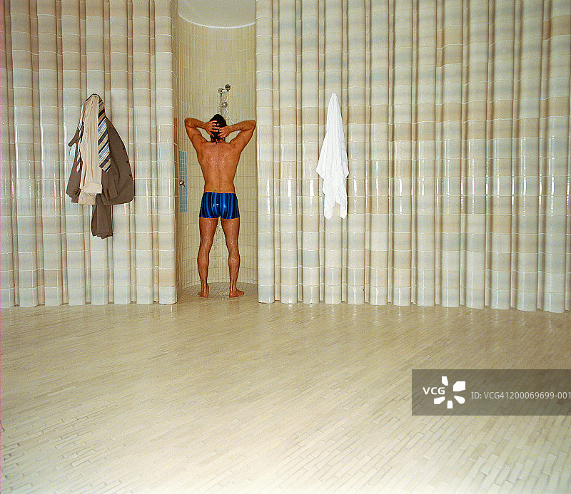 男人淋浴背影图片素材