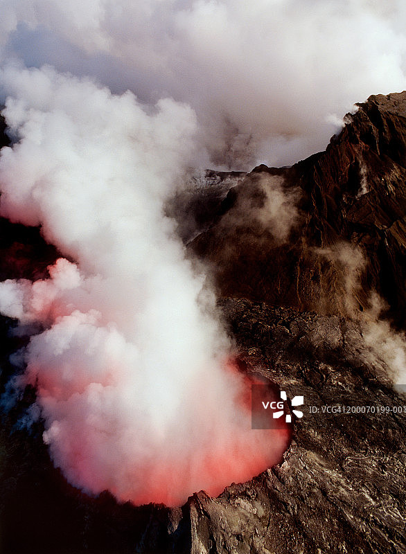 美国夏威夷：冒烟的基拉韦厄火山高处景观图片素材