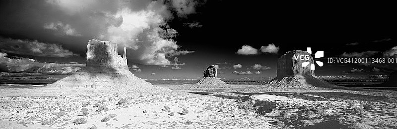 美国亚利桑那州纪念碑谷的巨手岩（数码增强）图片素材