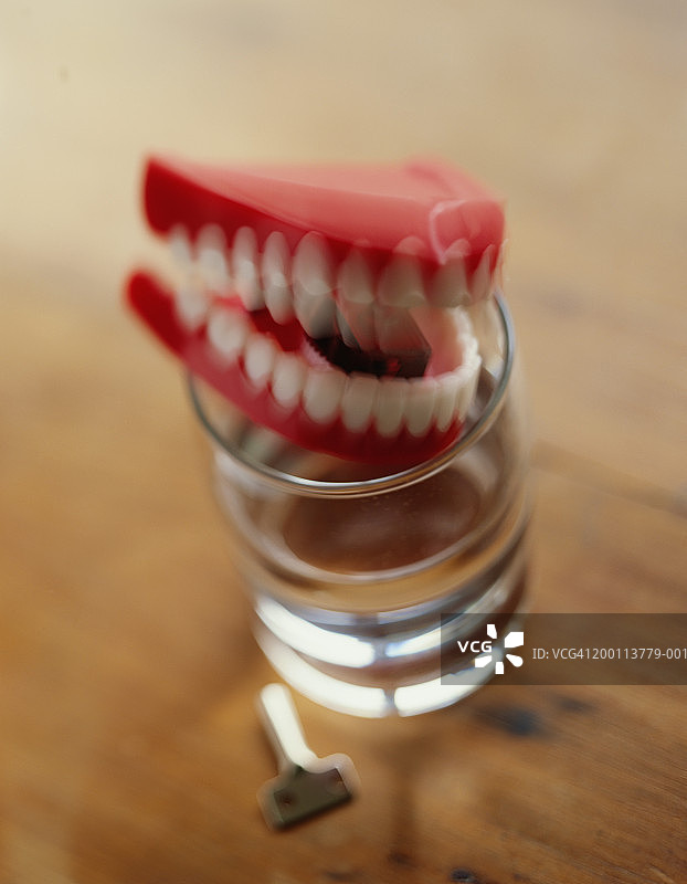 水杯上的发条玩具牙齿（模糊运动）图片素材