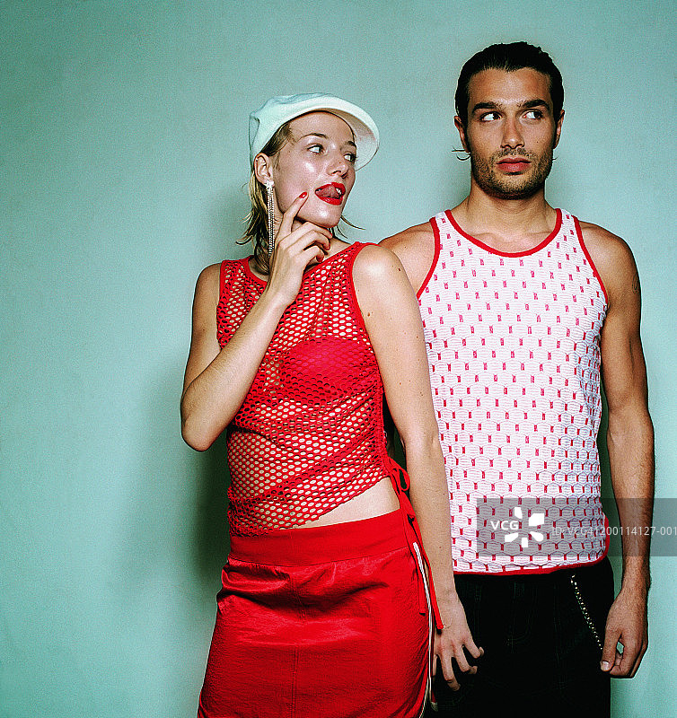 年轻情侣，女子舔嘴唇看向男子图片素材