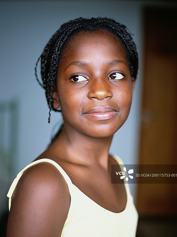 看向一旁的女孩（11-13岁），特写图片素材