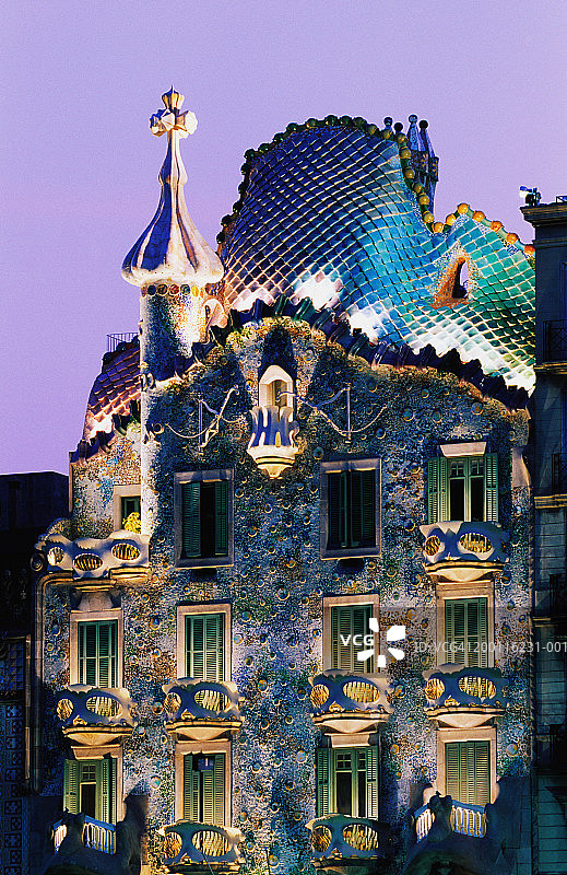 西班牙巴塞罗那高迪巴特略公寓的黄昏图片素材