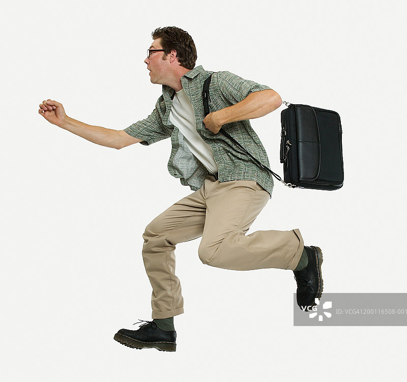 拿着笔记本电脑在空中奔跑的年轻人（侧视图）图片素材