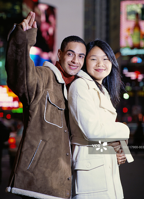 情侣招手打车，男子拥抱女子图片素材