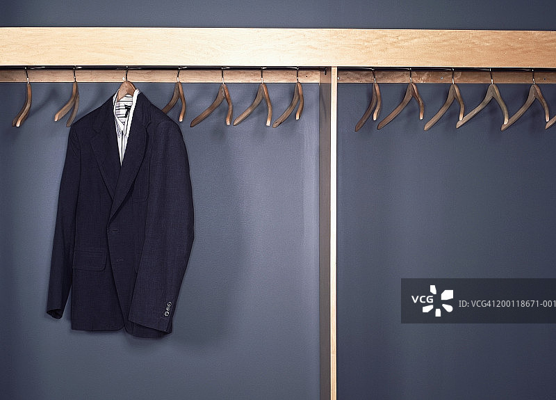 挂在办公室隔间的西装外套和衬衫图片素材