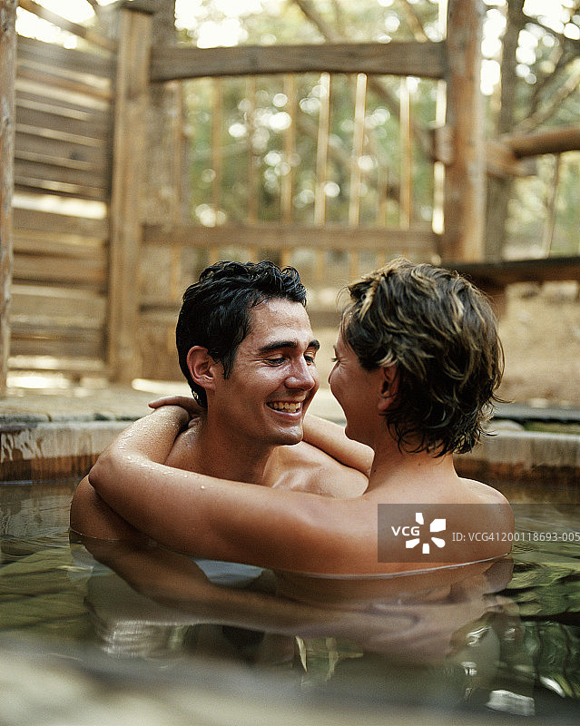 情侣在热水浴缸中拥抱图片素材