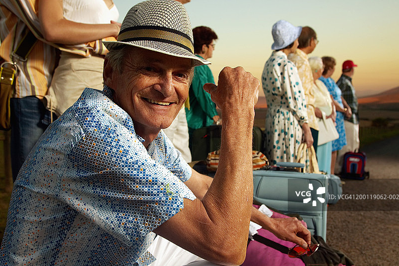 黄昏时坐在路边的男性游客肖像图片素材