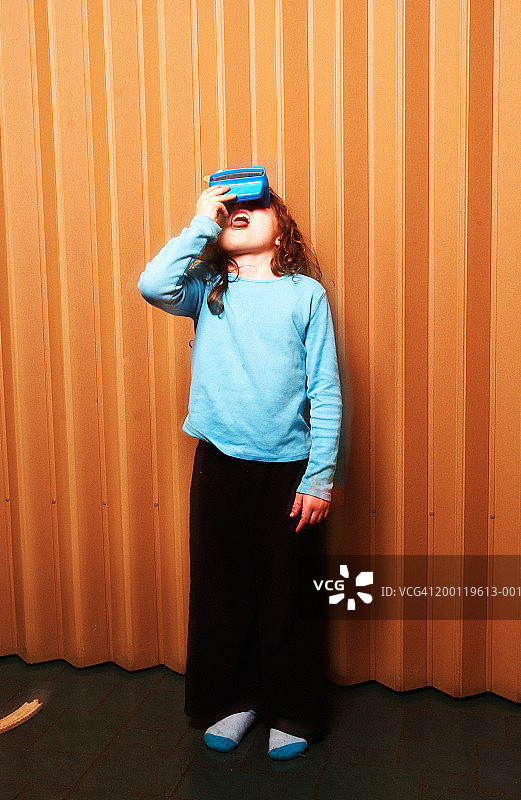 正在看图片浏览器的女孩（6-8岁）图片素材