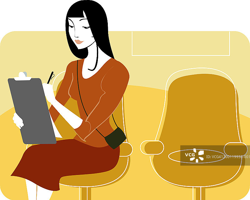 年轻女人坐在椅子上写字板图片素材