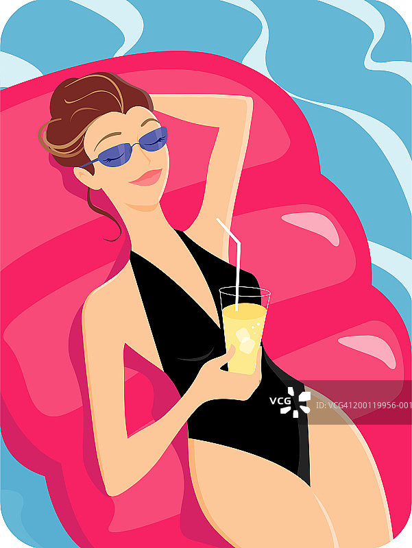 女人躺在泳池的皮筏上，拿着饮料图片素材