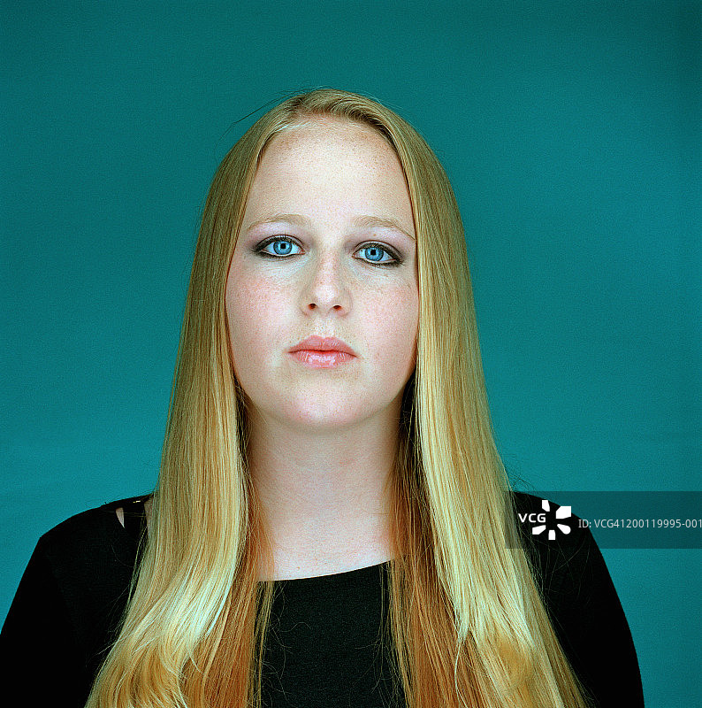 留着金色长发，穿着黑色上衣的少女（14-16岁）肖像图片素材