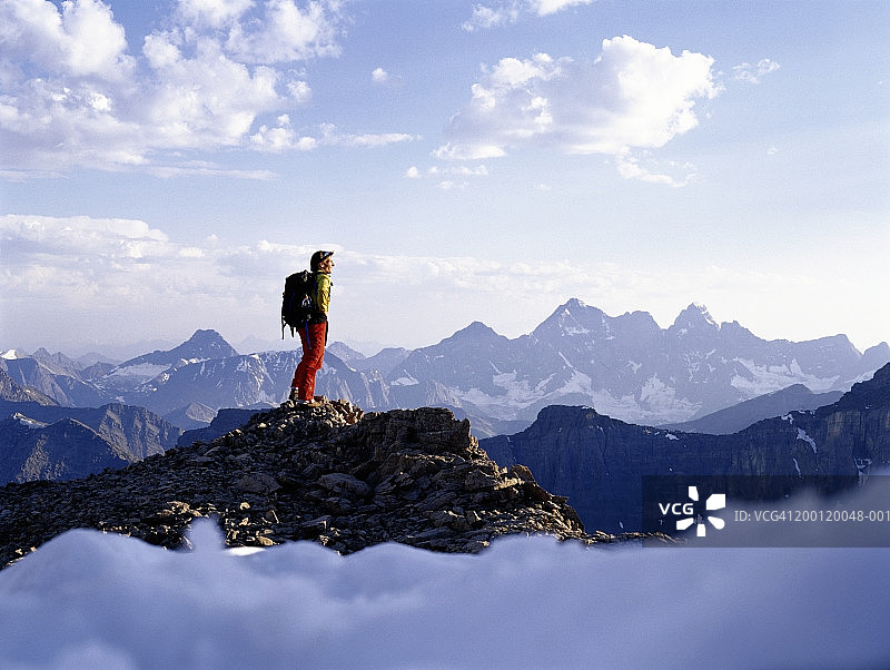 背包客欣赏山顶的景色图片素材