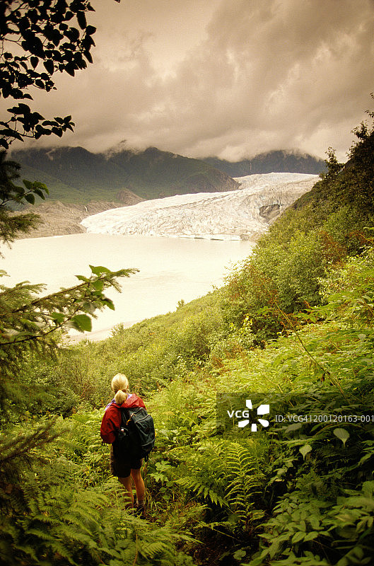 美国阿拉斯加州朱诺：女子在门登霍尔冰川附近徒步旅行图片素材