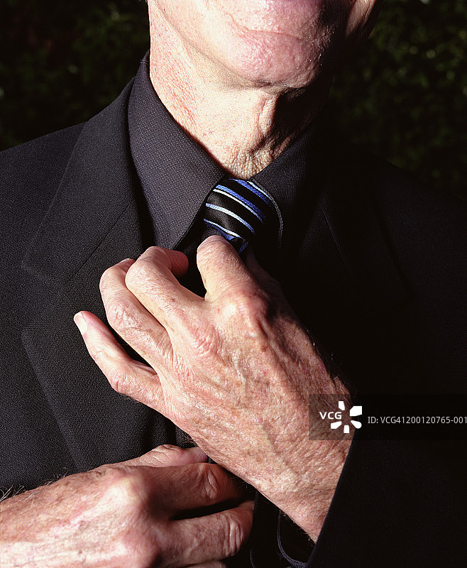年长的男人整理领带特写图片素材