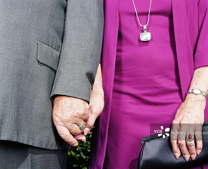 年长夫妇手牵着手，中段视角图片素材