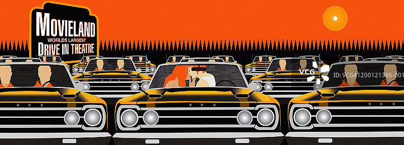 情侣在汽车影院的车内亲吻图片素材