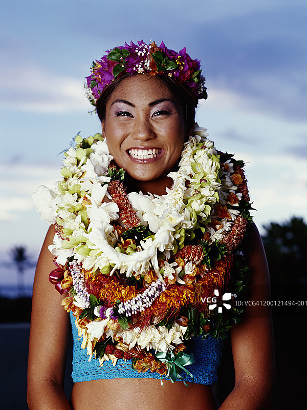 戴着花环，微笑的年轻女子肖像图片素材