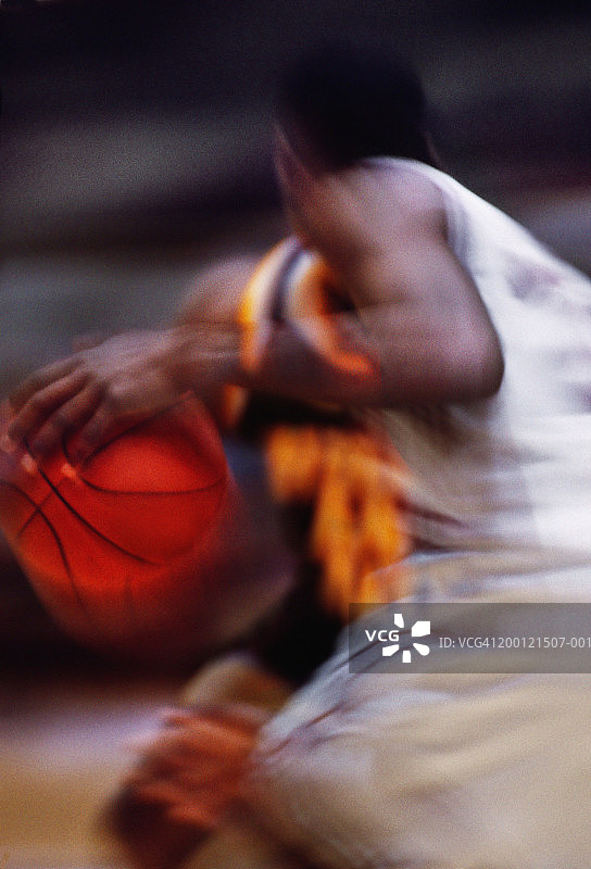 篮球运动员运球绕过防守队员（模糊运动）图片素材