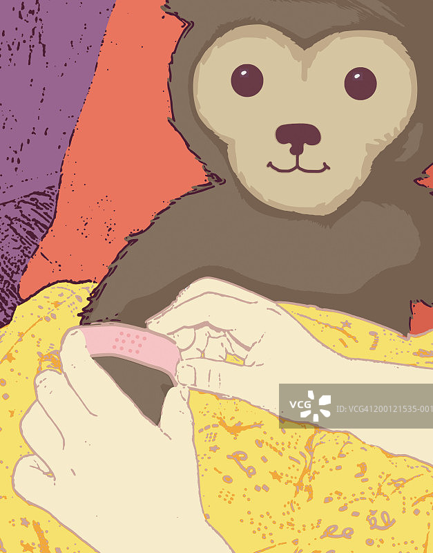 儿童（3-5岁）给泰迪熊贴创可贴，特写图片素材