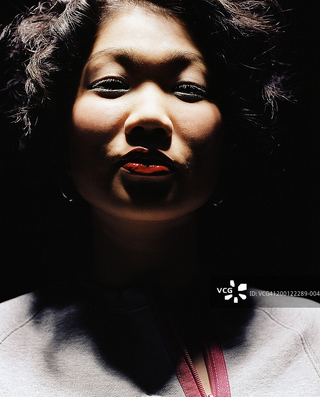 涂着红色口红的年轻女子，肖像，特写图片素材
