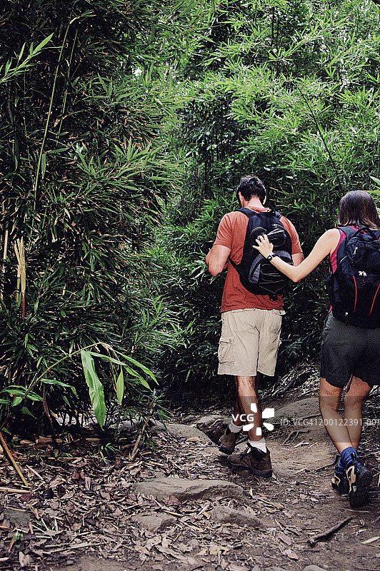 男人和女人徒步旅行的背影图片素材