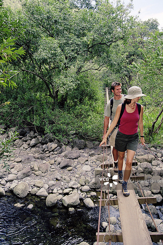 男人和女人走过人行天桥图片素材