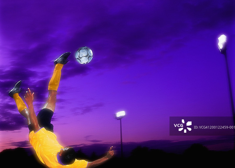 足球运动员自行车踢球（数字合成图）图片素材