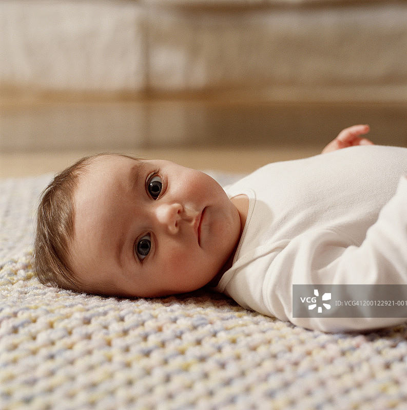 躺在床上的女宝宝(3-6个月)，肖像图片素材