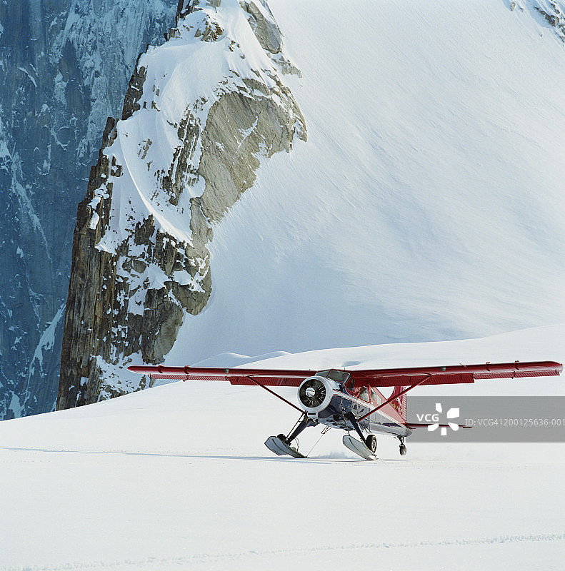 飞机从雪山起飞图片素材